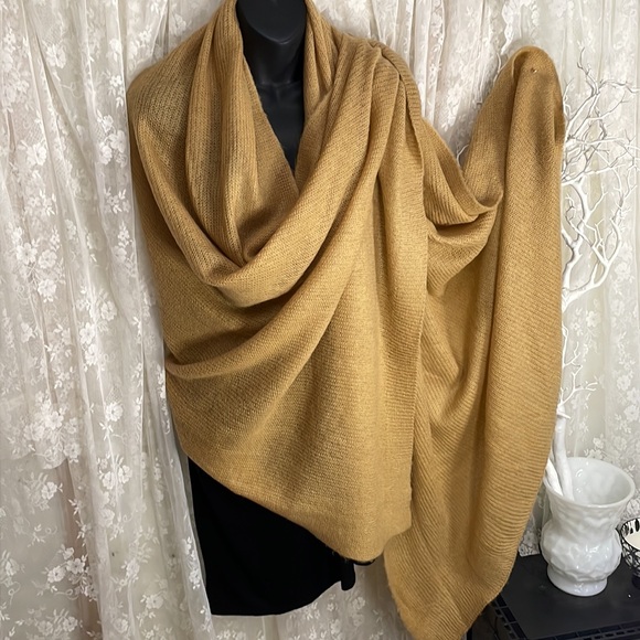 Wrapped in Yards of Warmth & Prettiness. Perfect Camel Colour. Knit Scarf - Picture 6 of 9